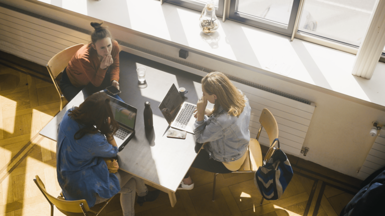 Die Mitarbeiterinnen der Agentur Die Schwedin. arbeiten an der Content Creation.